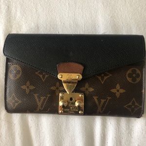 100% Authentic!! Louis Vuitton Sarah Wallet
